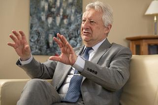 Okamurův ministr má problém. Náměstci musí za dveře, když se řeší citlivé zprávy